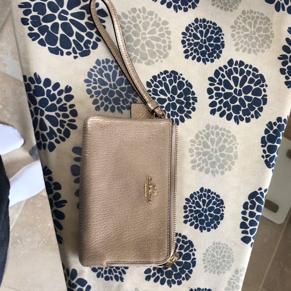 Double coach wristlet